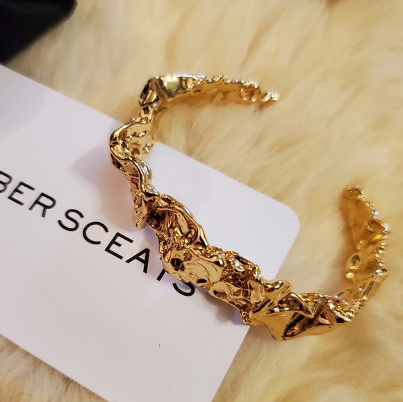 Amber Sceats Emery Cuff - Hammered gold Bracelet - Picture 8 of 14